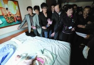 2月26日,在马耳他瓦莱塔大港,中国驻马耳他大使张克远(挥手者)登上客轮慰问从利比亚撤离的中方人员时看望一名未满月的婴儿。新华社记者 王庆钦 摄 2月26日,在马耳他瓦莱塔大港,中国驻马耳他大使张克远(挥手者)登上客轮慰问从利比亚撤离的中方人员时看望一名未满月的婴儿。新华社记者 王庆钦 摄